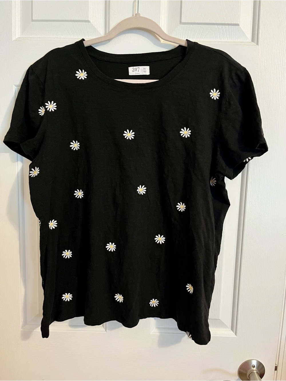Maurices 24/7 Black Daisy Embroidered Short Sleeve Tee XXL